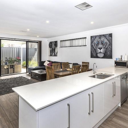 Luxury Home In Christies Beach With King Bed, Nbn, Netflix, 3Bed 2Bath Екстериор снимка
