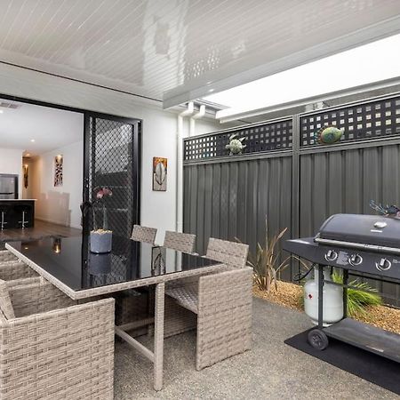 Luxury Home In Christies Beach With King Bed, Nbn, Netflix, 3Bed 2Bath Екстериор снимка