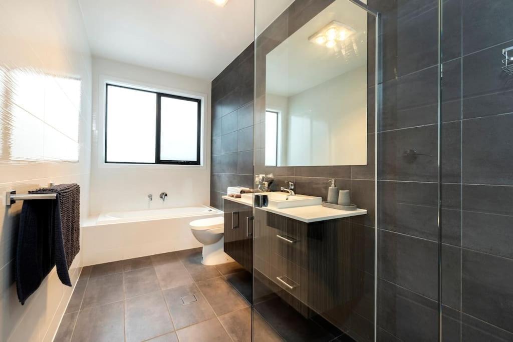 Luxury Home In Christies Beach With King Bed, Nbn, Netflix, 3Bed 2Bath Екстериор снимка