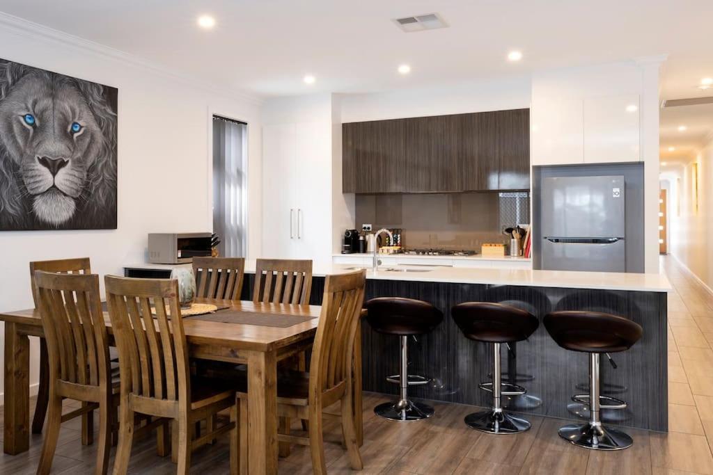 Luxury Home In Christies Beach With King Bed, Nbn, Netflix, 3Bed 2Bath Екстериор снимка